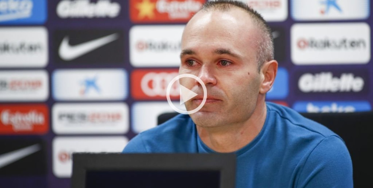 Entre lágrimas, Iniesta anunció oficialmente que deja de jugar en Barcelona