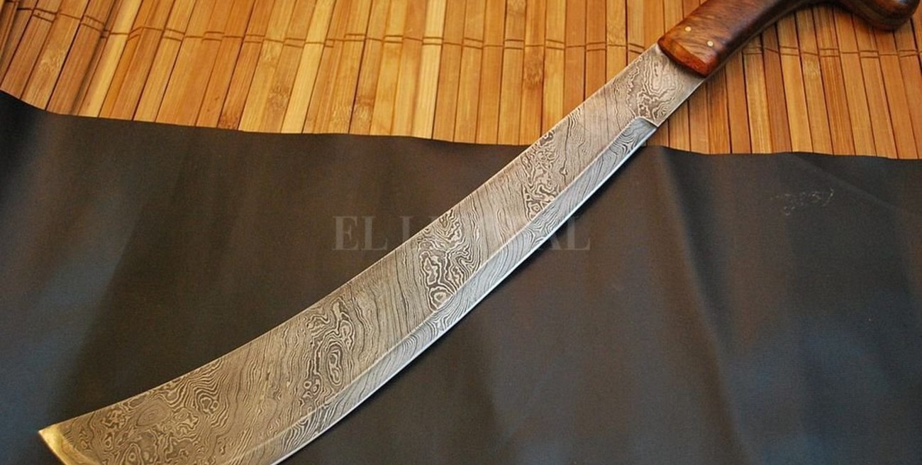 Con un machete y a los gritos