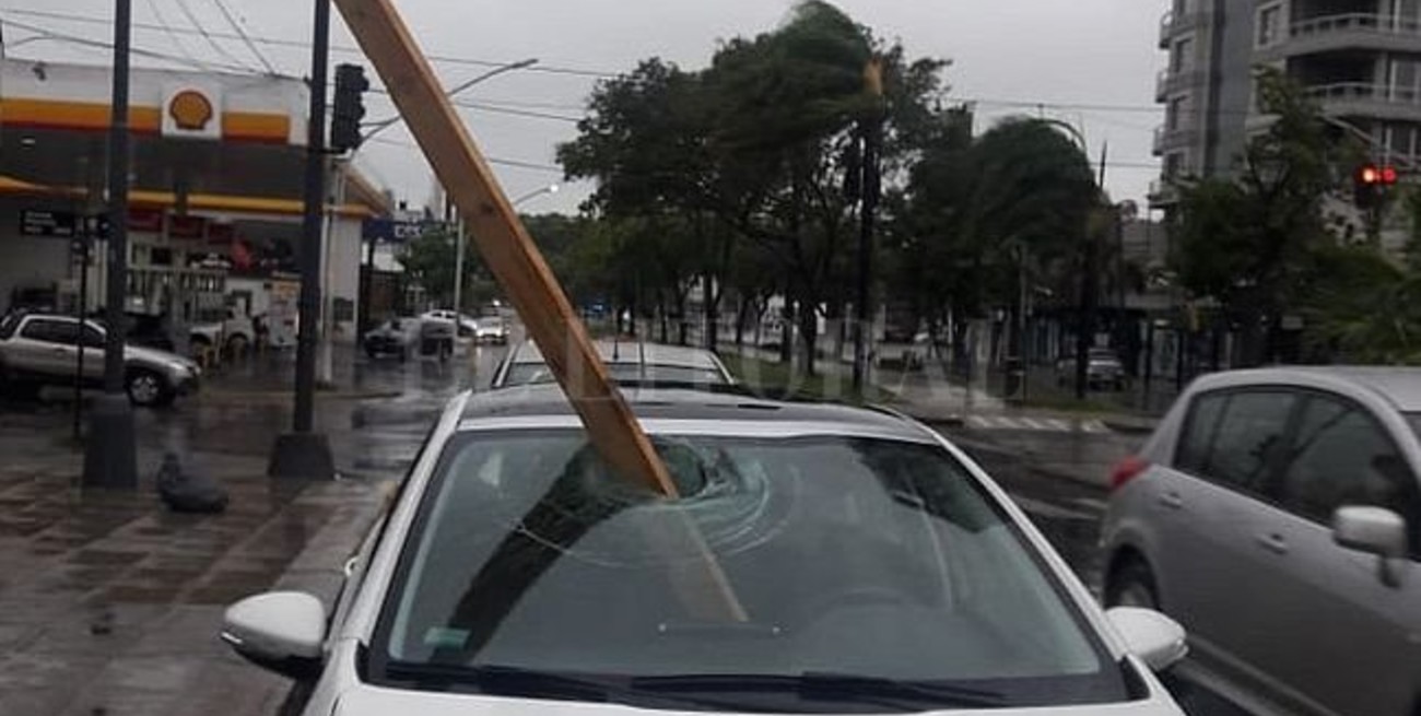 Se cayó una viga de una obra y atravesó el parabrisas de un auto en marcha