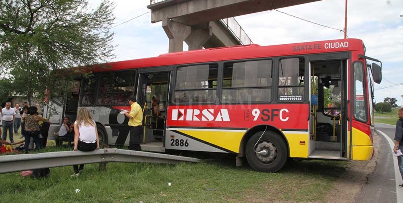 Un colectivo perdió el control y terminó montado sobre el guarda rail