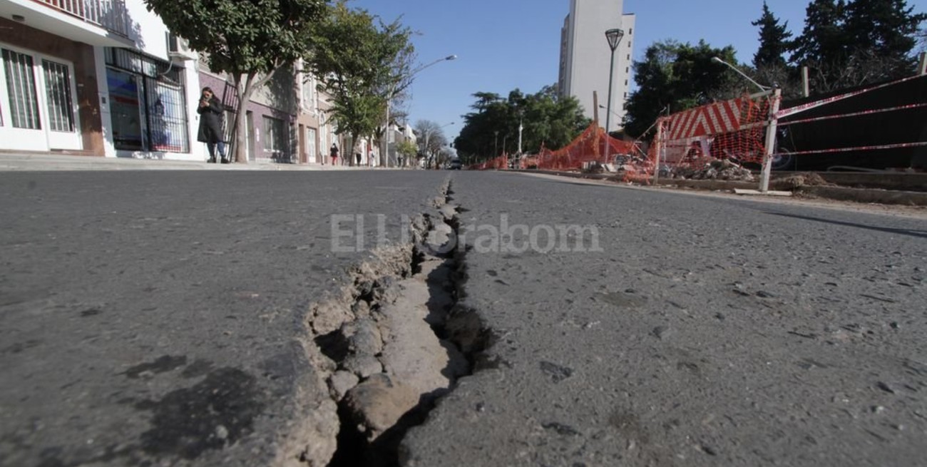 La filtración de la napa generó la grieta en Bv. y Urquiza