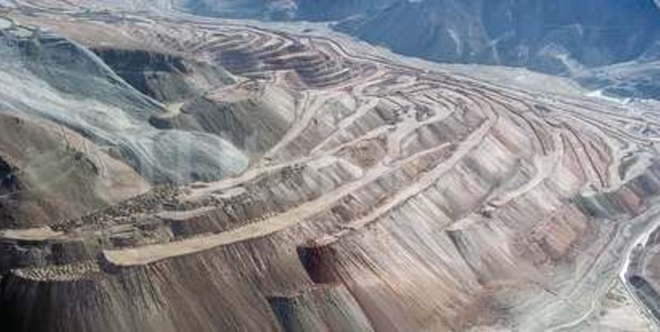 Ordenan la suspensión de la mina Veladero y allanamientos a la planta