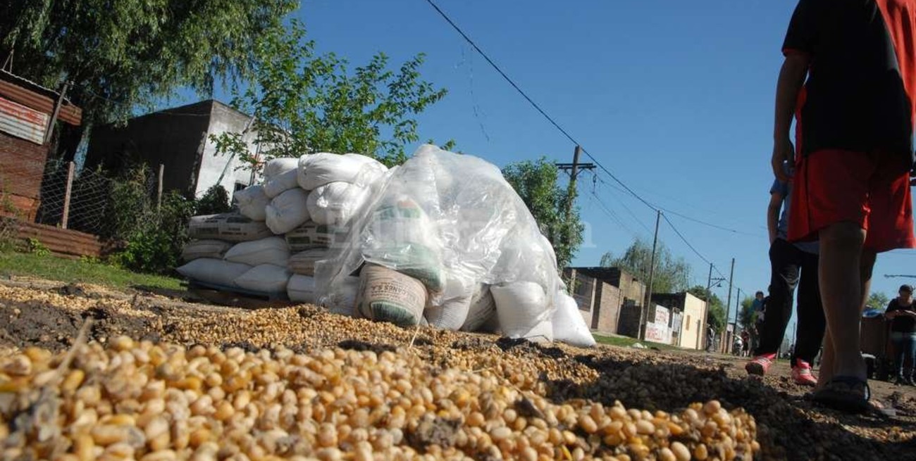 Imputan a 5 vecinos por robo de soja a un tren