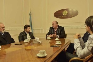 Gentileza Marcos Castelló junto a Javier Martin, presidente de la Union Industrial de Santa Fe, y la Comisión Directiva.