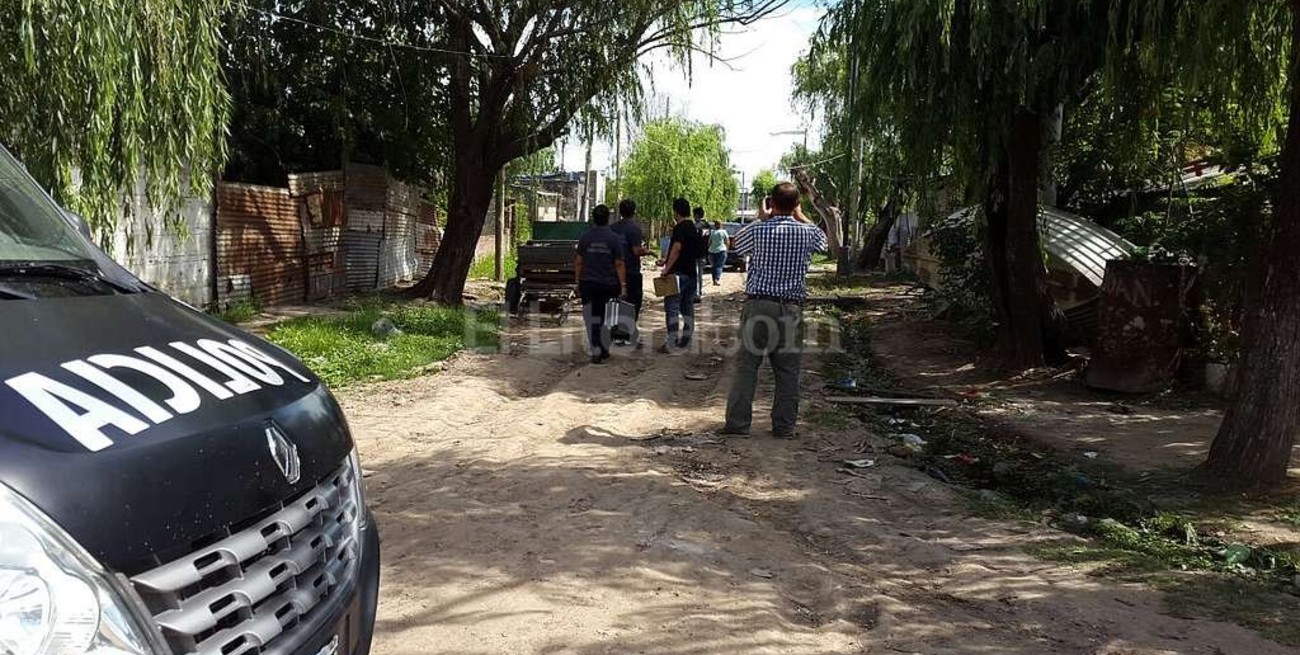 Mataron a una mujer de 25 años y su hermano de 17 está grave