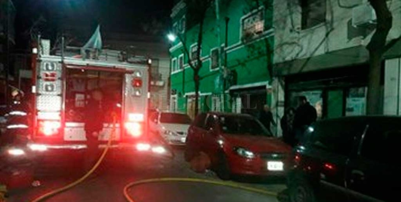 Un incendio en un edificio porteño deja cinco personas hospitalizadas