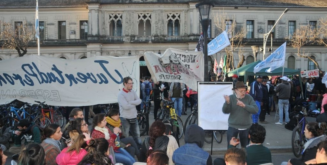 Clases en medio de bulevar en "defensa de la educación pública"