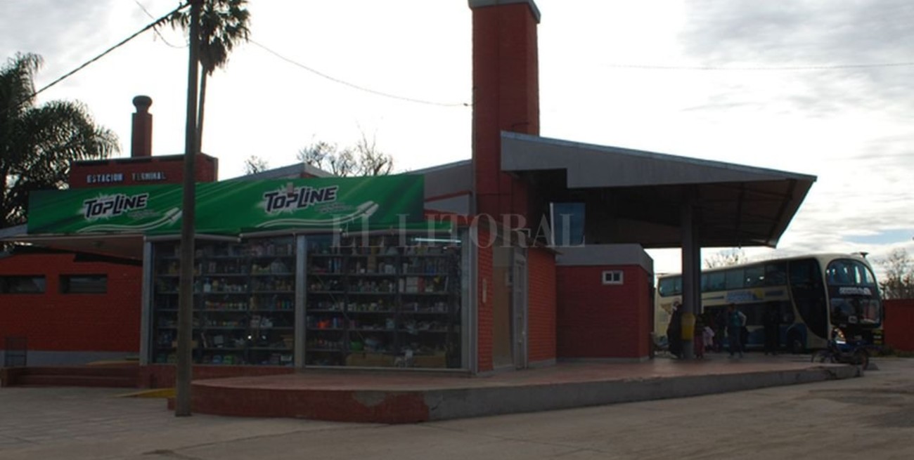 Suspenden colectivo de larga distancia y dejan a 80 estudiantes sin transporte 