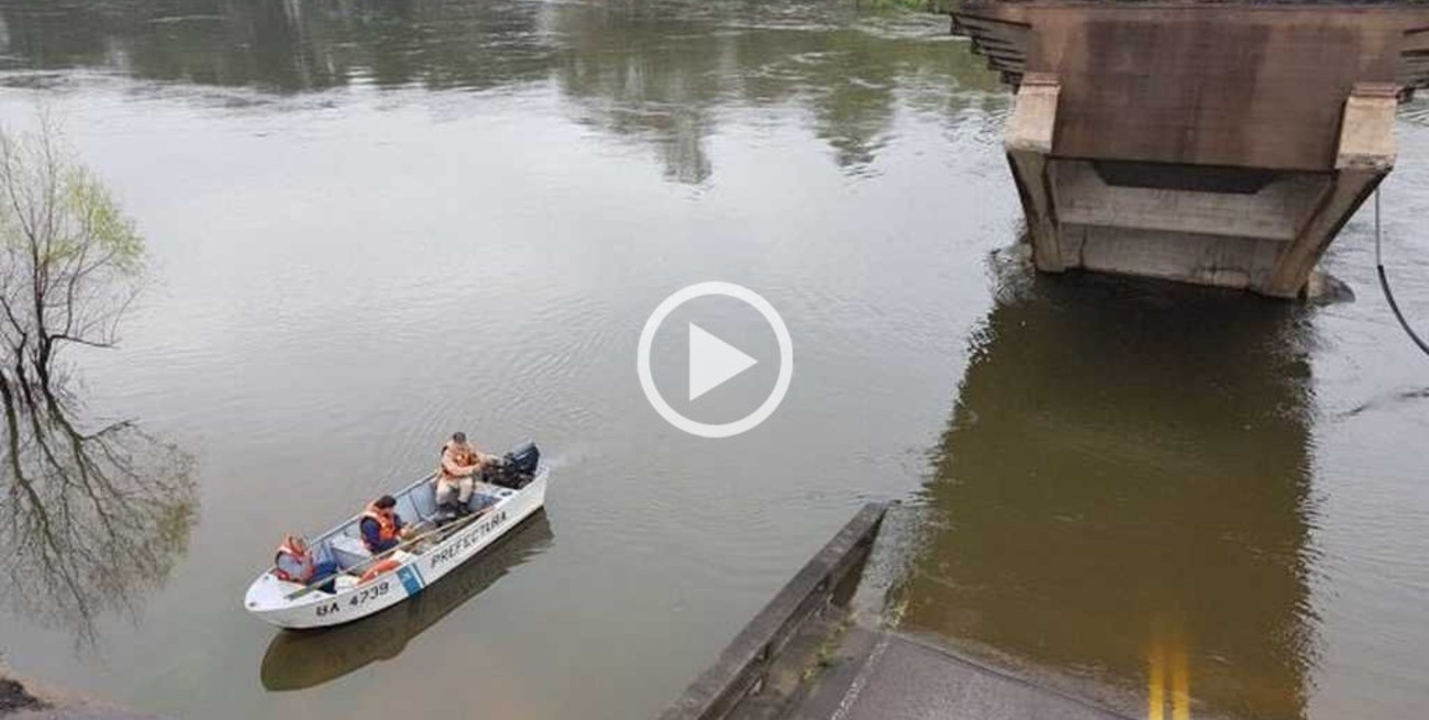 Video: intensifican la búsqueda del misionero que desbarrancó en el puente Guazú