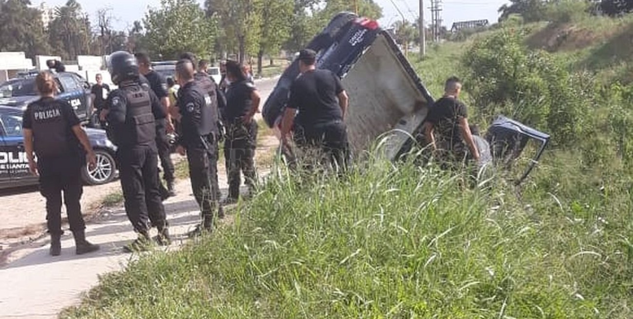 Perseguían a un delincuente y cayeron al zanjón