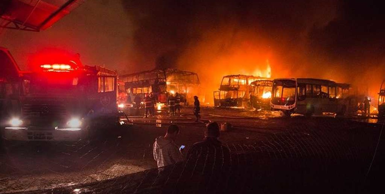 Feroz incendio en un galpón de Monticas