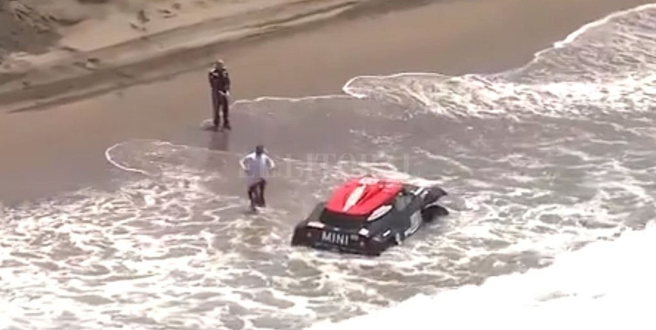 Video: el mar casi les lleva el auto