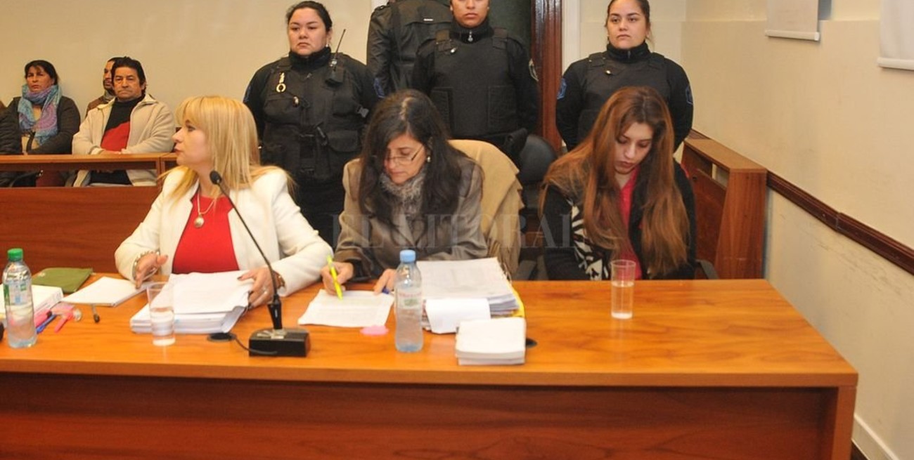 Juzgan a una mujer por apuñalar a un boxeador