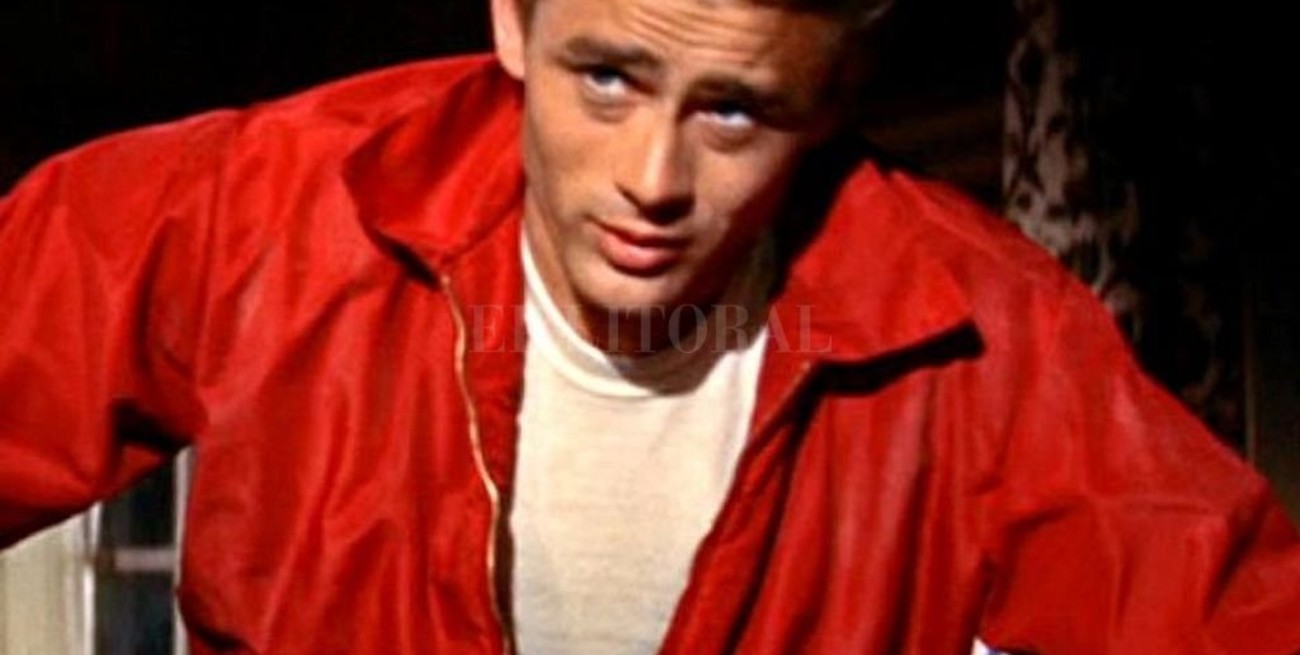 Subastan la campera roja que James Dean usó en "Rebelde sin causa"