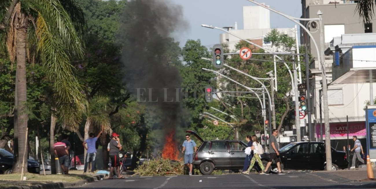 Taxistas indignados con la muerte de un chofer cortan el servicio nocturno