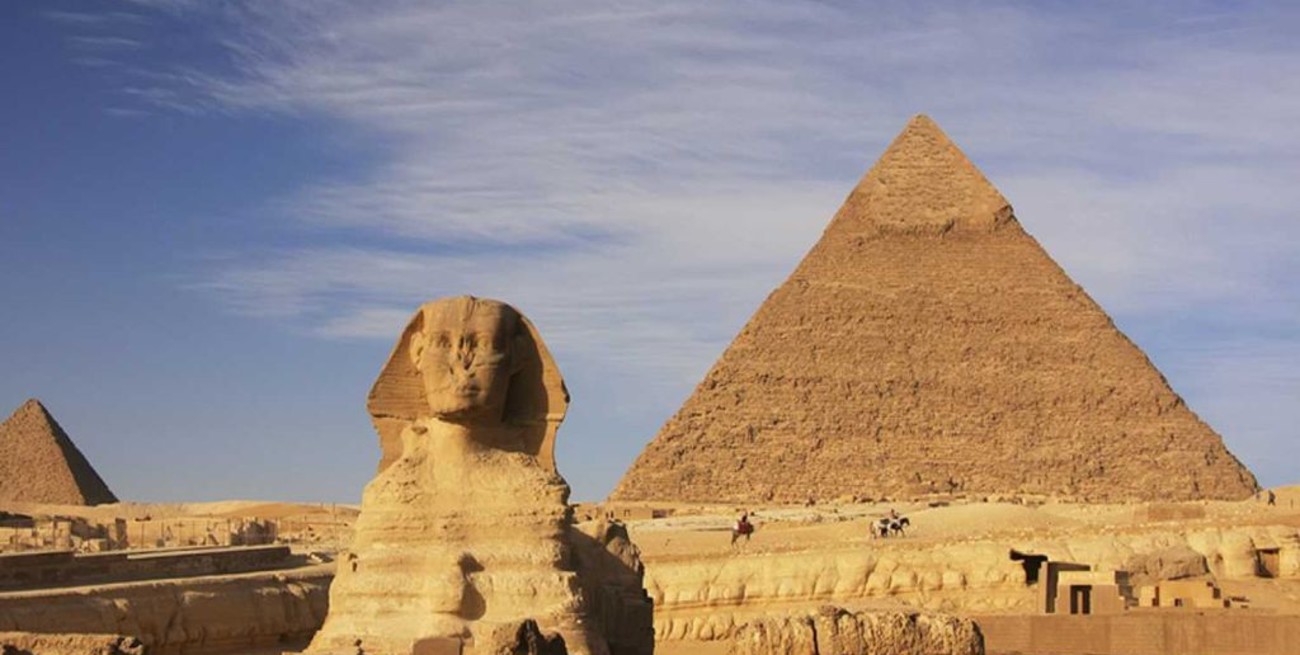 Detienen a un hombre en Egipto por escalar hasta la cima de la gran pirámide de Keops