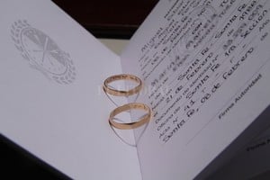 Mauricio Garín ¿Sí, quiero? La tasa de nupcialidad en la provincia bajó a la mitad en 50 años. A principios de los 70? era de 7,4 cada 1.000 habitantes y en la actualidad es de 3,1 cada 1.000 habitantes, según dos investigadores de la UNL.