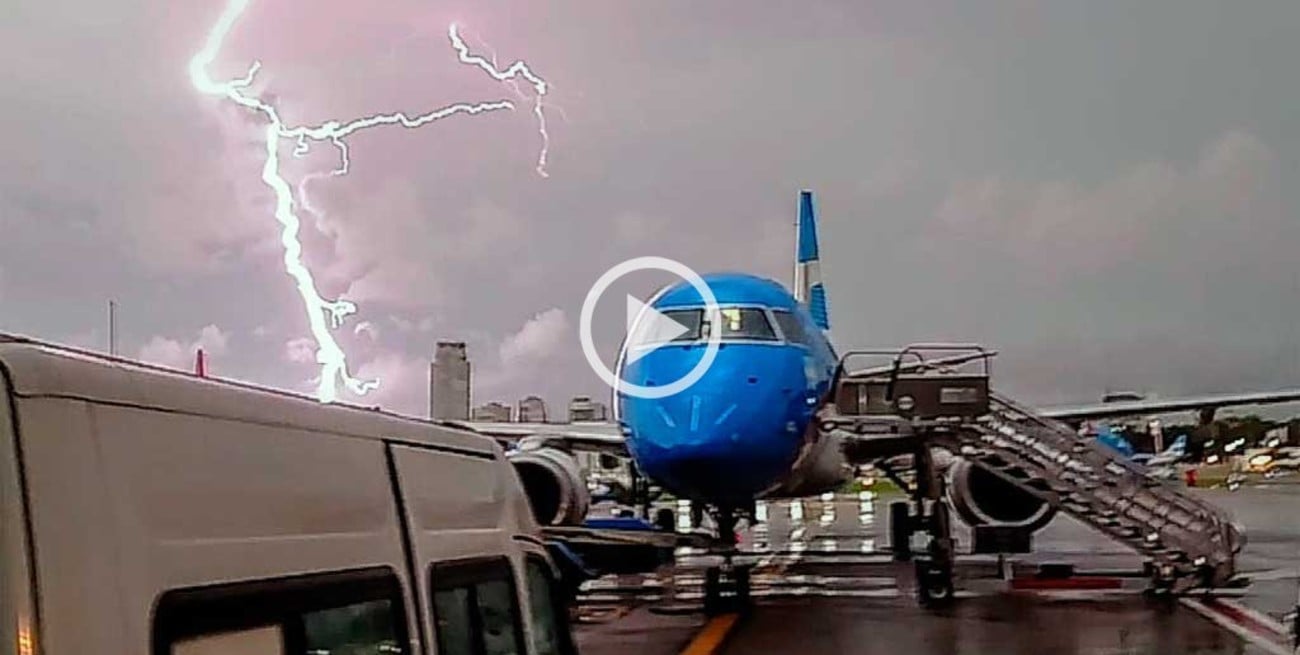 Video: impactantes imágenes de cómo un rayo cae en Aeroparque