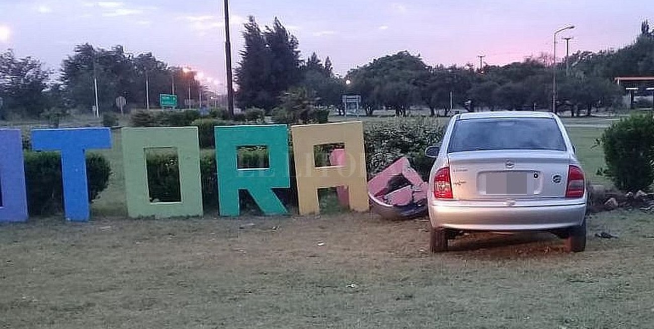 En contramano: se chocó el cartel de bienvenida a la localidad
