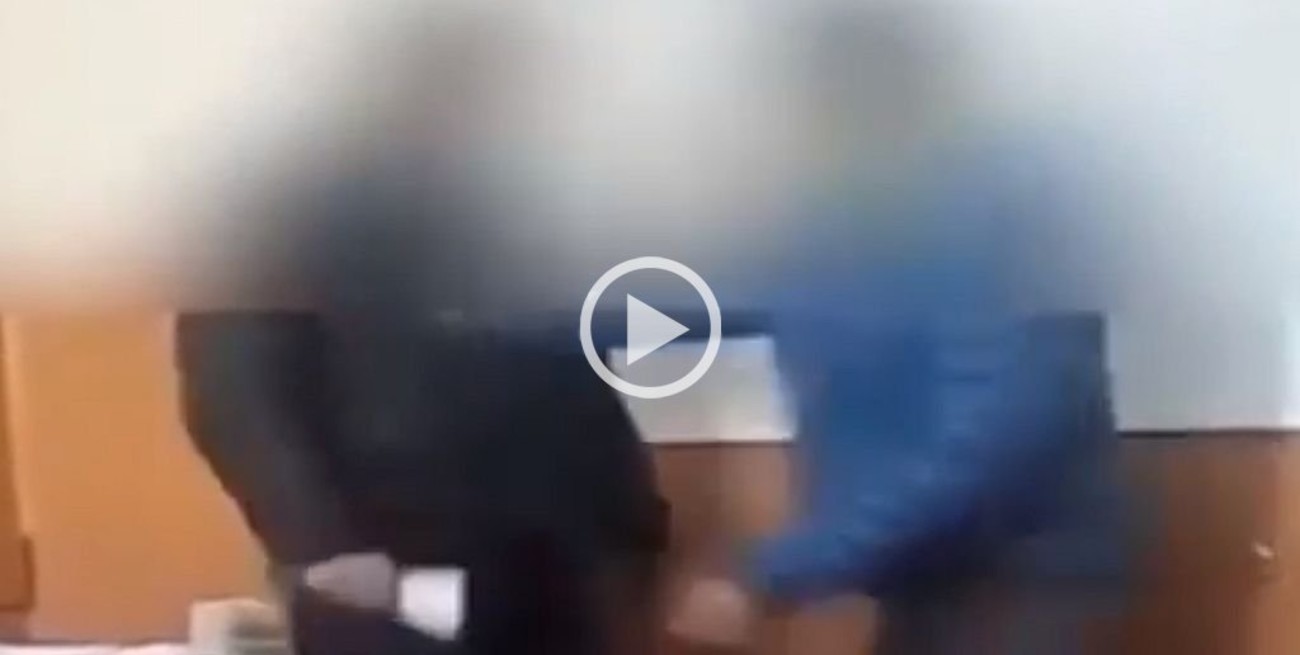 Video: un estudiante de 14 años golpeó a un profesor porque le sacó el celular