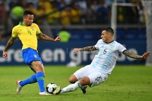 Archivo El Litoral Los dos en el 11 ideal: Gabriel Jesús y Paredes.