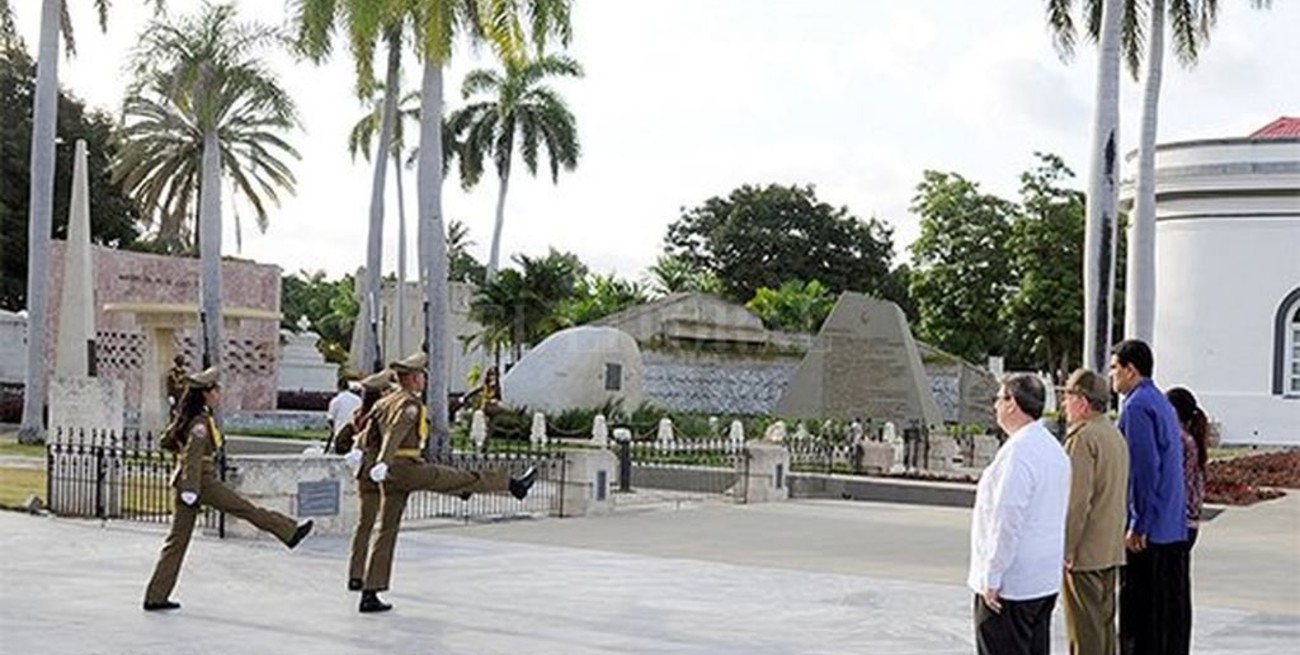 Maduro rinde homenaje a Fidel Castro en una sorpresiva visita a Cuba