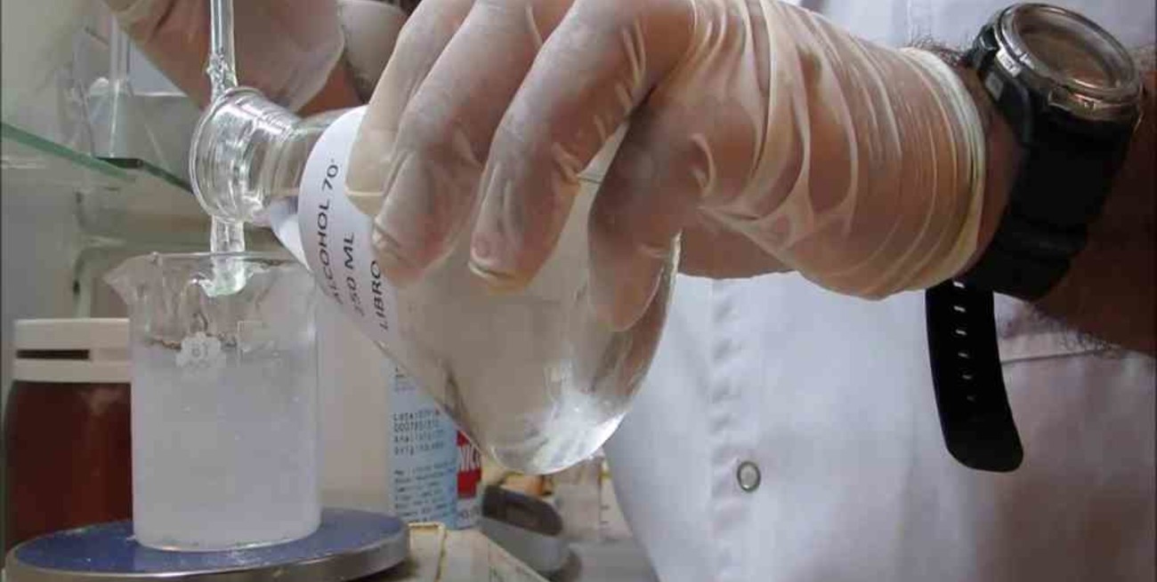 Dos universidades nacionales producirán alcohol en gel para uso institucional