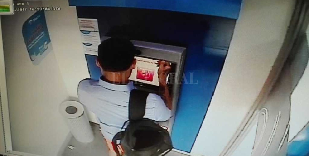 Detectaron un dispositivo para captar datos en un cajero céntrico