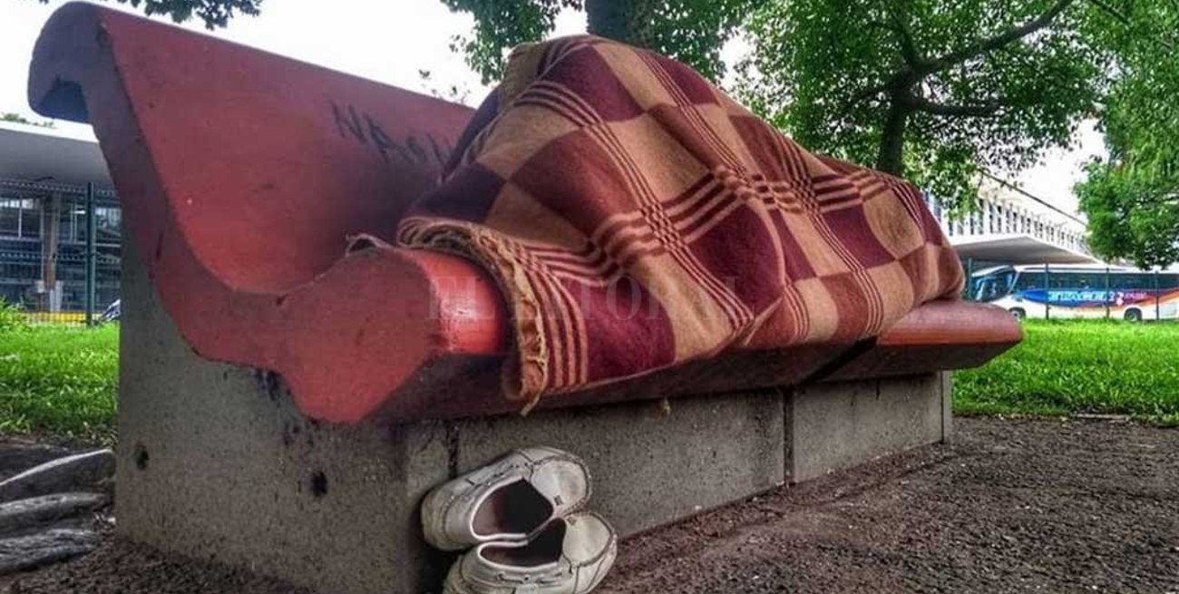 Sorprende la cantidad de gente que duerme en el parque de la terminal