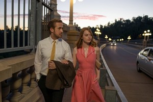 Gentileza Summit Entertainment Mia (Emma Stone) y Sebastian (Ryan Gosling) desarrollan su relación sobre la música de Justin Hurwitz, iluminados por la paleta cromática que Damien Chazelle construyó junto a la fotografía de Linus Sandgren.
