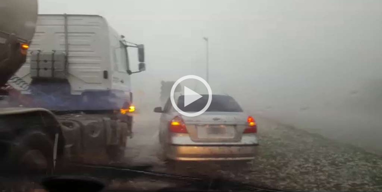 Video: así fue el momento del granizo en la autopista