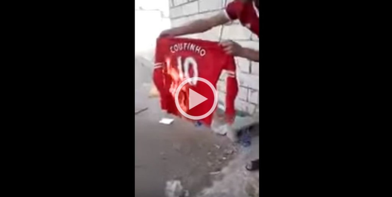Un fan del Liverpool incendió una camiseta de Coutinho