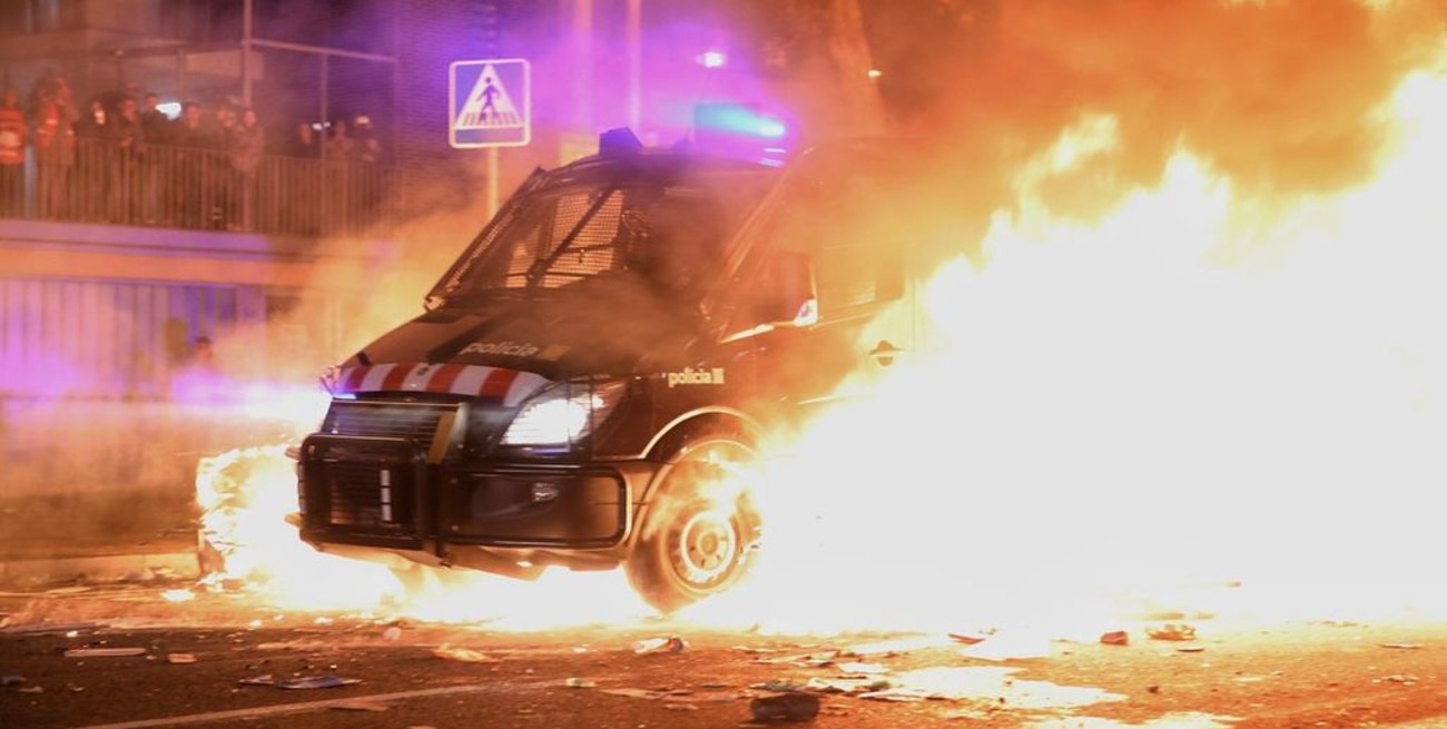 A menos 12 heridos en disturbios durante una manifestación separatista afuera del Camp Nou