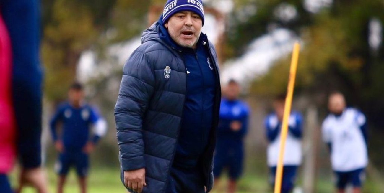 Maradona paró su primer equipo como DT de Gimnasia y Esgrima La Plata