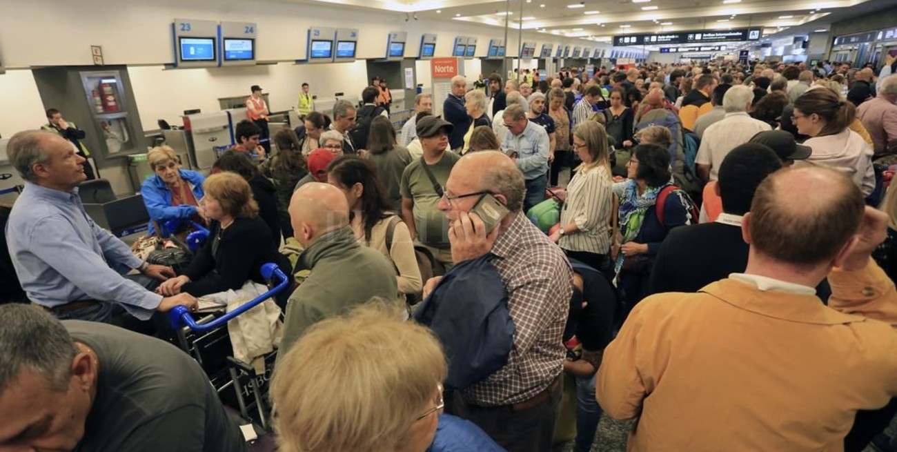 Aerolíneas Argentinas suspendió a 376 empleados por las medidas de fuerza