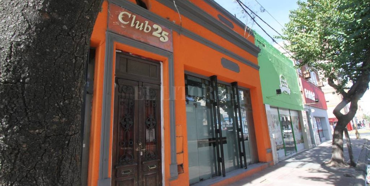 Está grave un joven que cayó de un techo