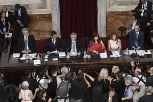 Télam Ante la Asamblea Legislativa, Fernández dijo que  ningún acuerdo con los acreedores será mágico o milagroso , y cuestionó  la puerta giratoria de dólares que ingresan por el endeudamiento y se fugan dejando tierra arrasada a su paso .