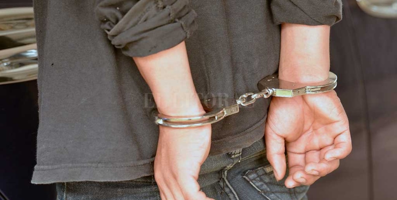 Detienen a dos policías por   extorsionar a un comerciante