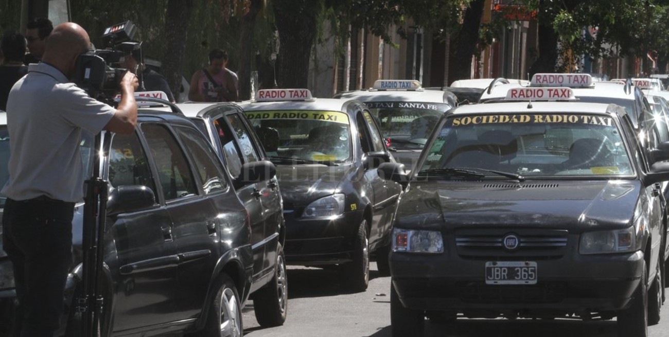 Protesta de taxistas y remiseros