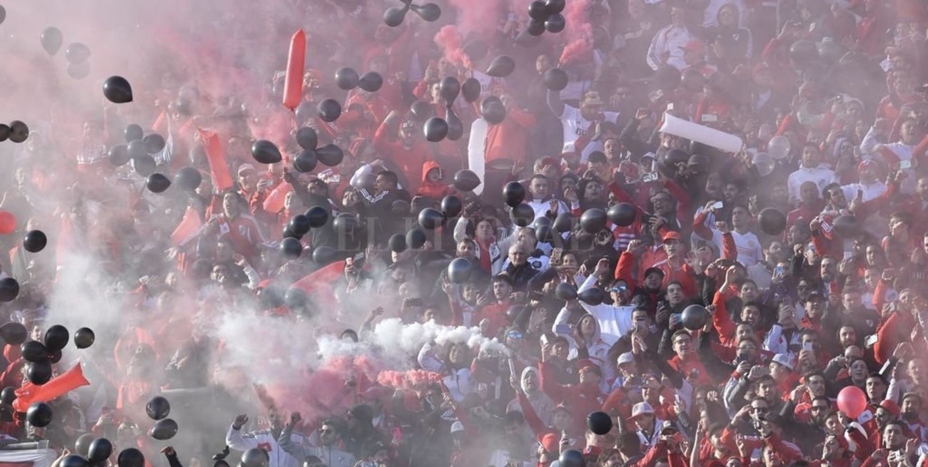 La hinchada de River recordó la final en Madrid con globos negros