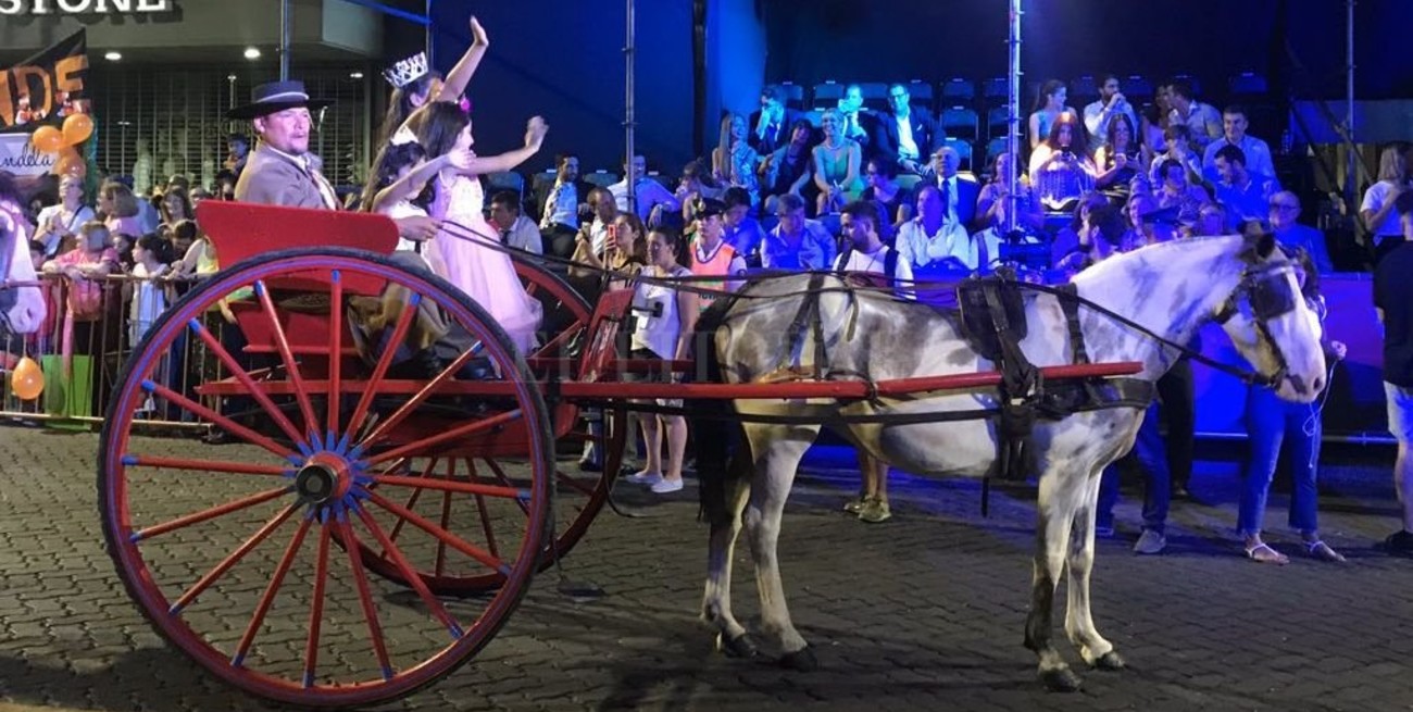Fiesta de la Vendimia: comenzó la  "Vía Blanca de las Reinas" en las calles de San Rafael