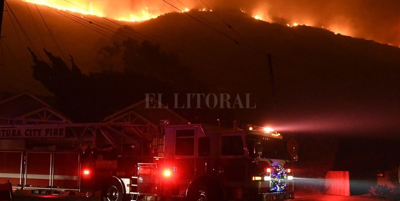Casi 30.000 evacuados por un incendio fuera de control en el sur California