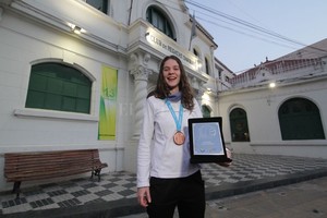 Pablo Aguirre Mayer muestra orgullosa la medalla de bronce frente a Regatas. Con Las Panteras, ahora se viene el Sudamericano y el Mundial de Japón, pero el objetivo principal está puesto en enero, y es el preolímpico, donde  intentaremos llevar a la celeste y blanca lo más arriba posible , aseguró Vicky.