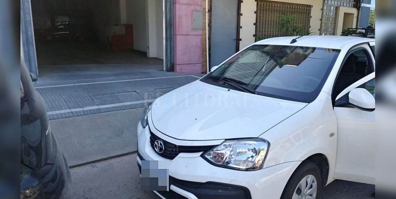Dejó el auto en la puerta de una cochera ajena