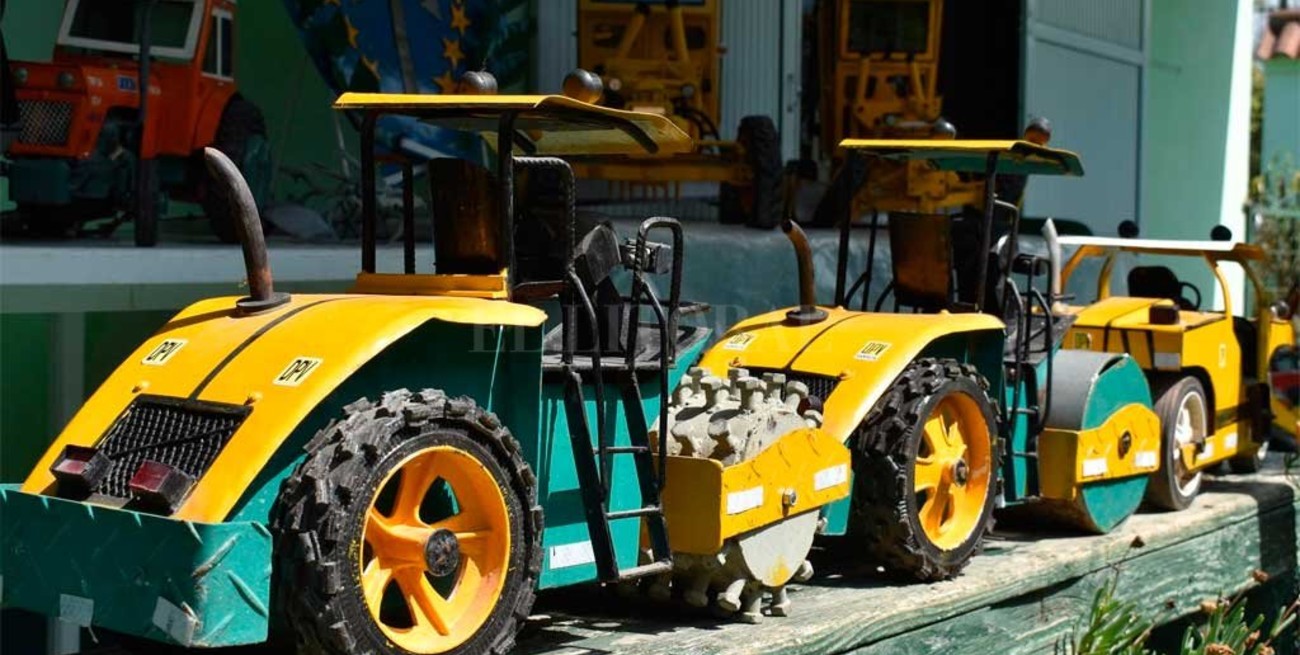 Trabajó 37 años en Vialidad Provincial y hoy tiene una colección única de máquinas a escala