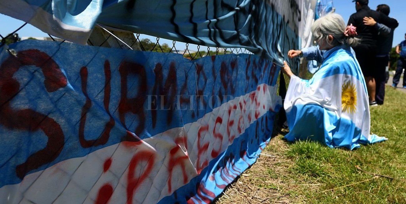 Llevan más familiares en las embarcaciones que buscan el ARA San Juan para "despejar todas sus dudas"