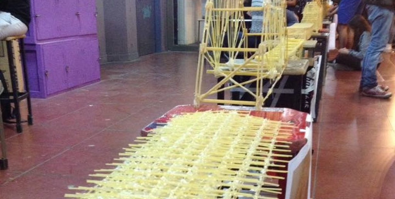 Futuros ingenieros y arquitectos construyen edificios con fideos