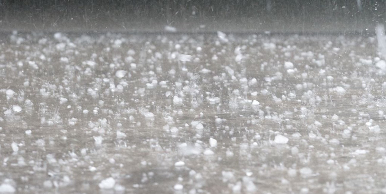 Una intempestiva caída de granizo azotó a la ciudad