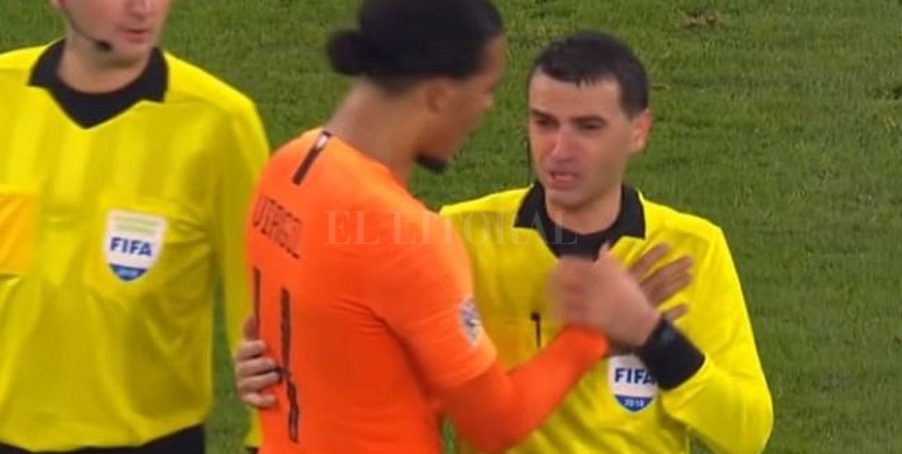 El desconsuelo del árbitro de Alemania-Holanda al terminar el partido