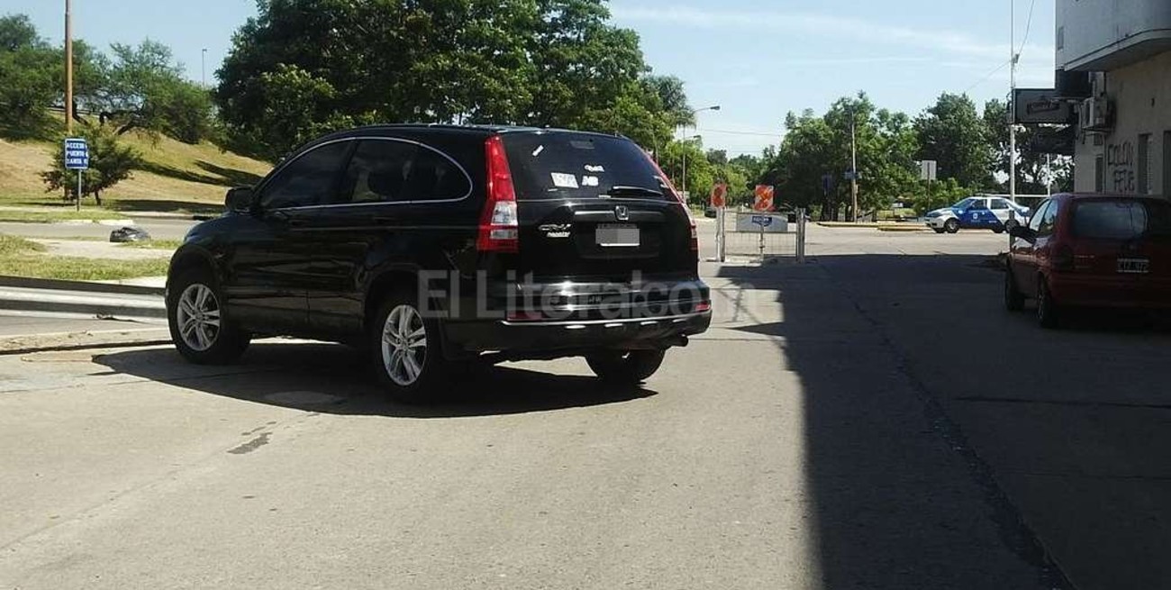 Dejó su camioneta obstruyendo media calzada